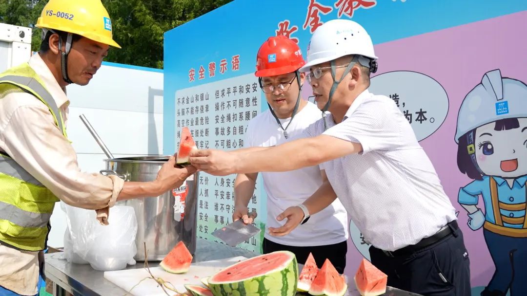 连日酷暑他们给工地送“清凉”
