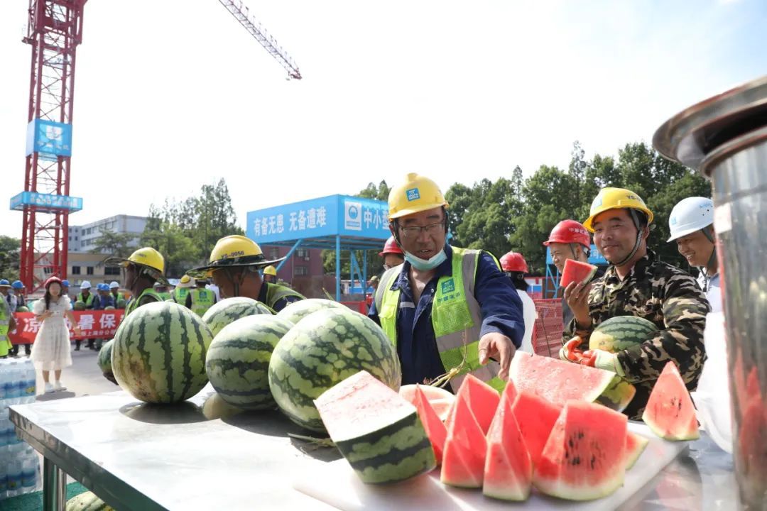 连日酷暑他们给工地送“清凉”(图2) 连日酷暑他们给工地送“清凉”(图2)
